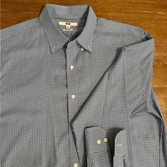 Men’s Uniqlo Slim-fit Stretch Button Down Dress Shirt —Medium - Picture 4 of 4